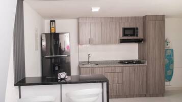 Refrigerador, microondas, parrilla de estufa y cafetera y tetera