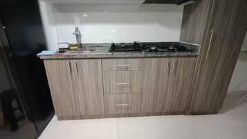 Een koelkast, een microgolfoven, een kookplaat