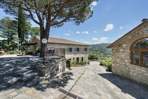 Property grounds - Nice apartment in villa for 6 guests with WIFI, A/C, pool, TV, patio and panoramic view (San Martino)