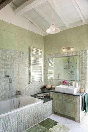 Bathtub, hair dryer, bidet - Cosy apartment in villa for 6 guests with A/C, WIFI, pool, TV, patio and panoramic view (San Martino)