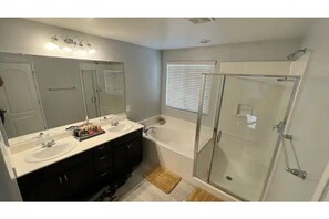 Combined shower/bathtub, jetted bath, bidet, towels - Beautiful Summerlin 4-Bedroom Home with community Pool (Las Vegas)