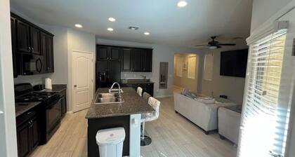 Beautiful Summerlin 4-Bedroom Home with community Pool