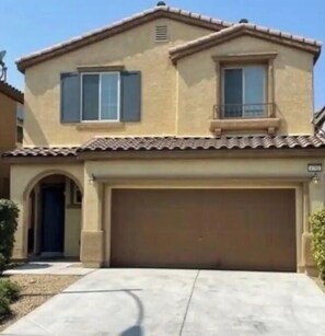 Exterior - Beautiful Summerlin 4-Bedroom Home with community Pool (Las Vegas)