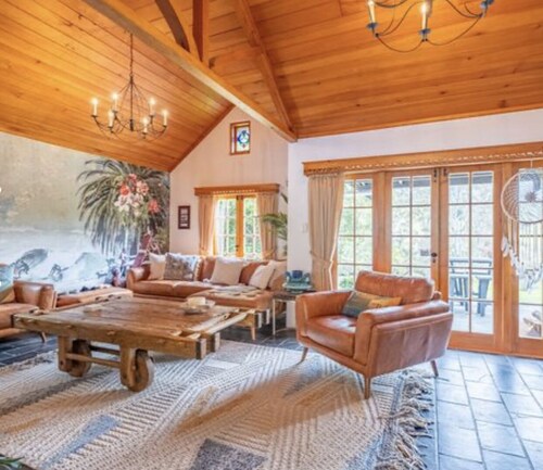 Pet friendly Luxury Accommodation with private Pool and Jetty