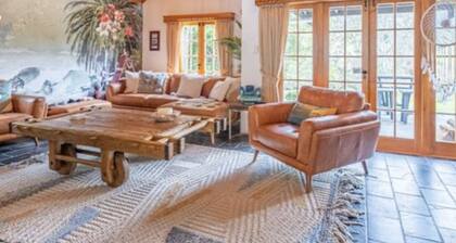 Pet friendly Luxury Accommodation with private Pool and Jetty