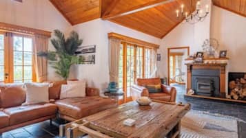 Smart-tv, een open haard, boeken en een printer