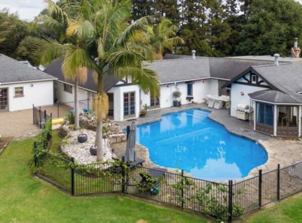 Una piscina al aire libre