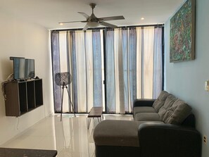 Apartament Comfort, 2 dormitoris | Sala d'estar | Televisor LCD de 32 polzades amb canals per cable i televisor 