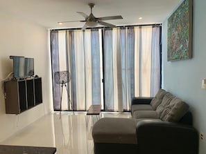 Apartament Comfort, 2 dormitoris | Sala d'estar | Televisor LCD de 32 polzades amb canals per cable i televisor