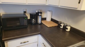 Kylskåp, mikrovågsugn, ugn och spishäll