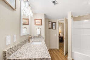 Duschwanne, Haartrockner, Handtücher