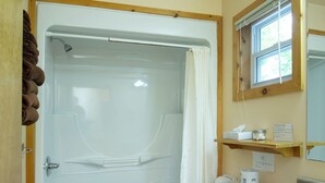 Un baño con bañera, inodoro y lavamanos.