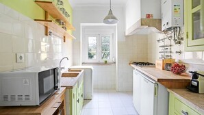Kaffetrakter/tekoker, kjøleskap, mikrobølgeovn og kokeplater