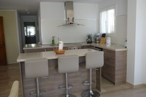 Jääkaappi, mikroaaltouuni, uuni, astianpesukone