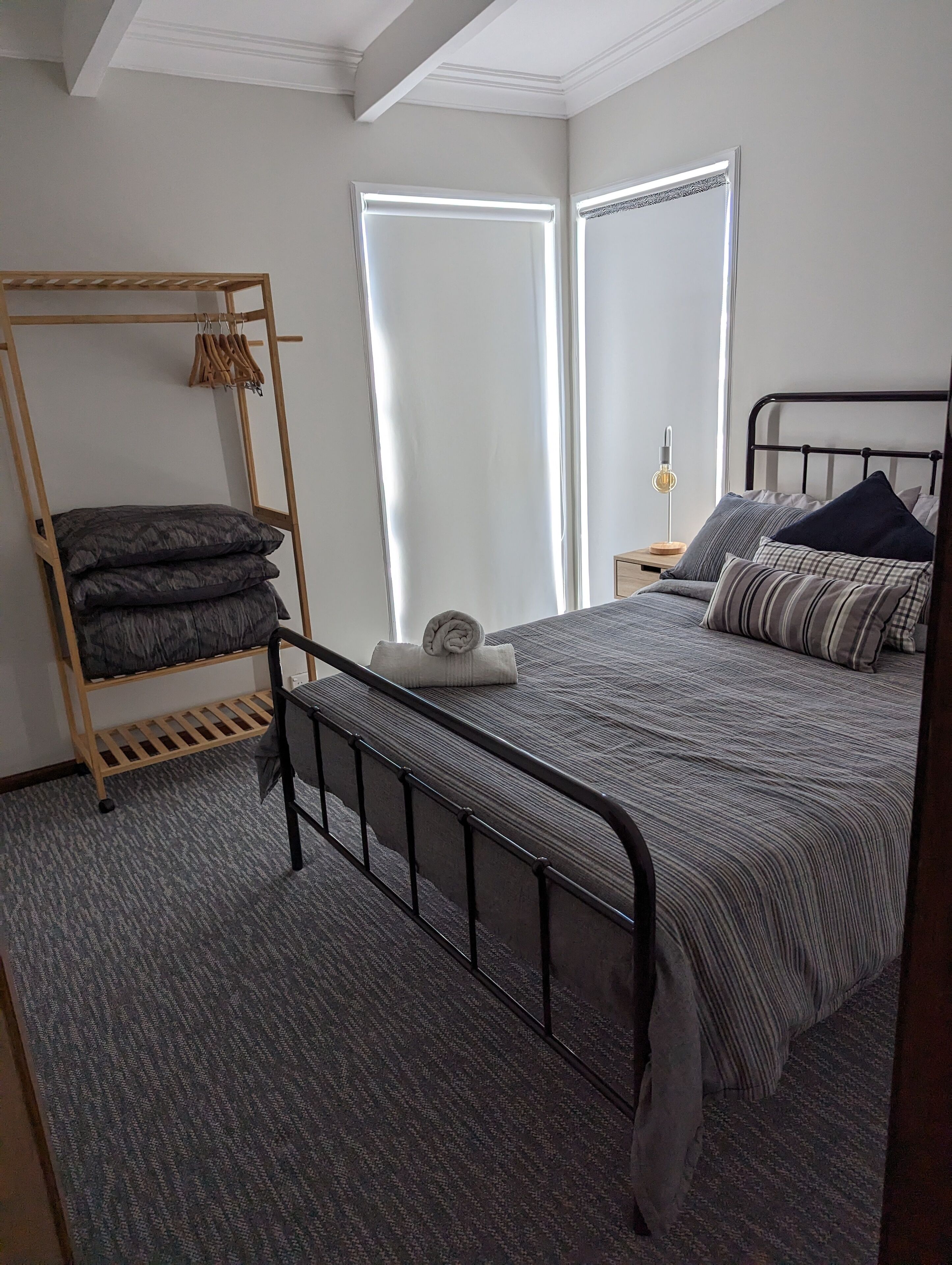 2 slaapkamers, een bureau, een strijkplank/strijkijzer, reisbedje