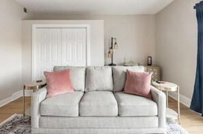 Smart TV - Newly Renovated 2BR Apartment w/ Free Parking in Downtown (Lexington)