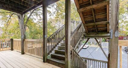 Newly Renovated 2BR Apartment w/ Free Parking in Downtown