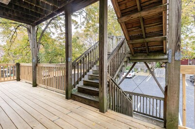 Newly Renovated 2BR Apartment w/ Free Parking in Downtown