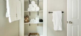 Newly Renovated 2BR Apartment w/ Free Parking in Downtown