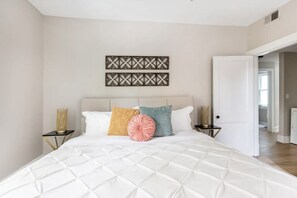 3 bedrooms, iron/ironing board, travel cot, WiFi - Newly Renovated 2BR Apartment w/ Free Parking in Downtown (Lexington)