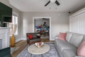 Smart TV - Newly Renovated 2BR Apartment w/ Free Parking in Downtown (Lexington)