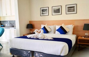 Habitación Deluxe con 2 camas individuales, piscina privada, vistas a la piscina | Caja fuerte, escritorio, espacio para trabajar con un portátil