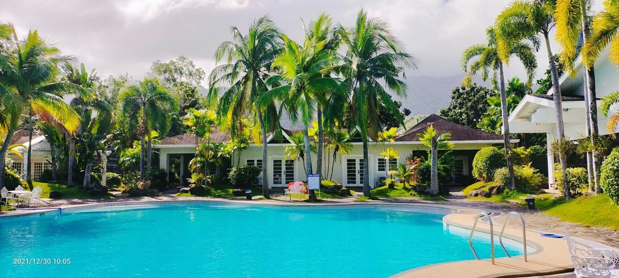 خزنة داخل الغرفة ومكتب ومساحة عمل للكمبيوتر المحمول وستائر تعتيم