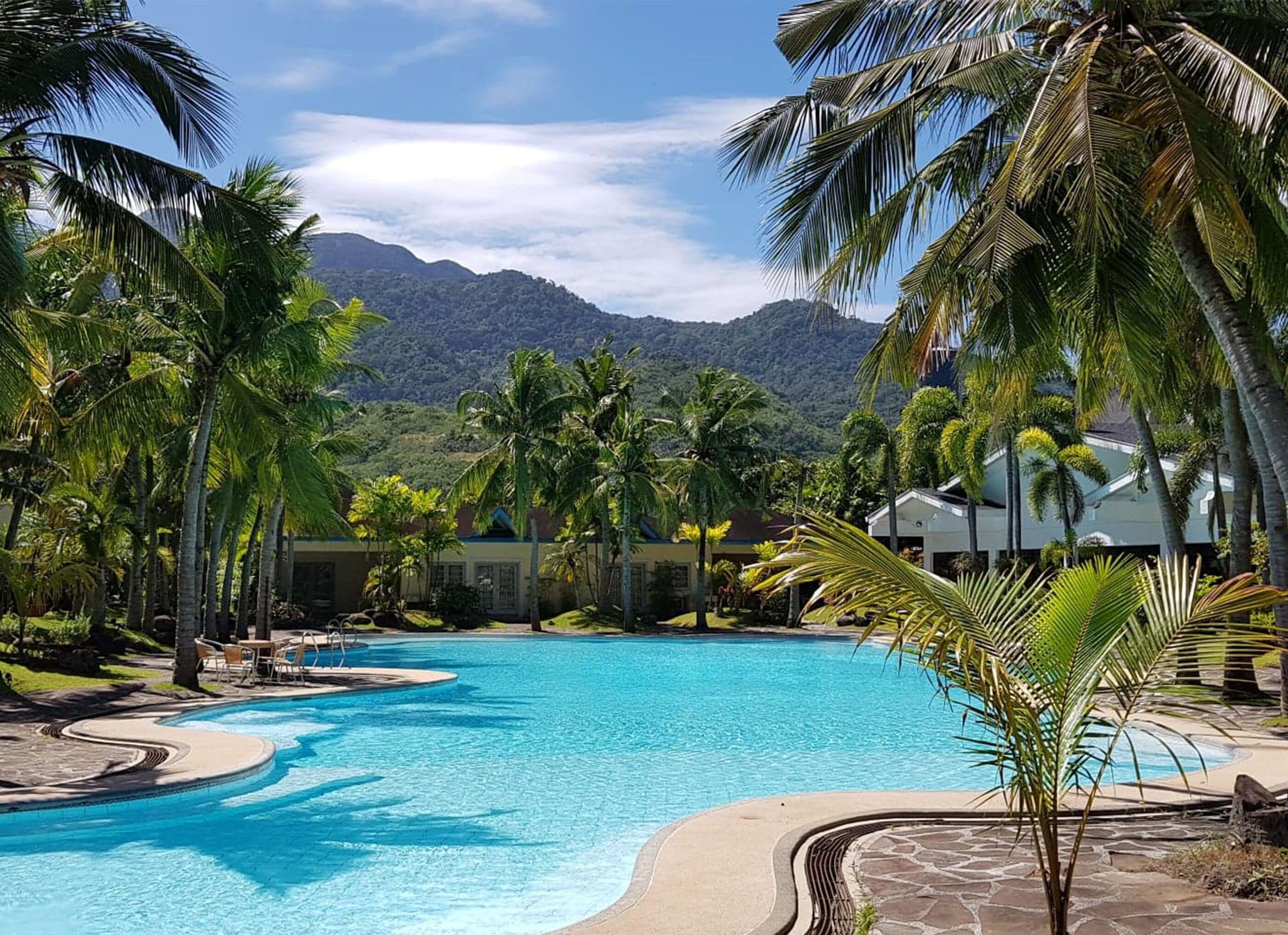 من حمّامات السباحة المغطاة، حمّام سباحة خارجي، مقاعد للتشمس