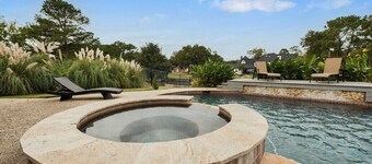 Lakeside Villa with Pool & Spa 30 Mins Downtown