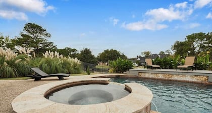 Lakeside Villa with Pool & Spa 30 Mins Downtown