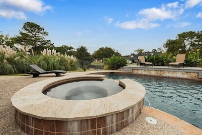 Lakeside Villa with Pool & Spa 30 Mins Downtown