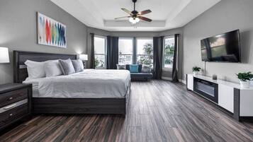 7 habitaciones, escritorio y tabla de planchar con plancha