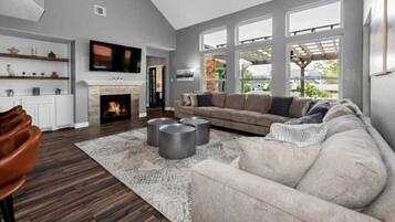 Una Smart TV, una chimenea, una mesa de tenis de mesa