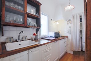 Frigorifero, microonde, forno, piano cottura