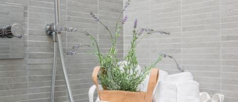 Dusj, hårføner, bidé og håndklær