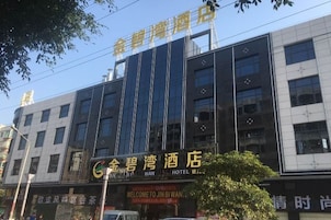 Un hotel con fachada moderna, amplias ventanas y un letrero llamativo.