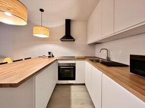 Fridge, microwave, oven, dishwasher - Housing León-Palacio de Don Ramiro Suite (León)