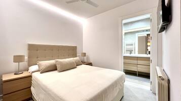 Tabla de planchar con plancha, internet y ropa de cama