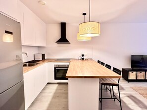 Fridge, microwave, oven, dishwasher - Housing León-Palacio de Don Ramiro Apartment (León)