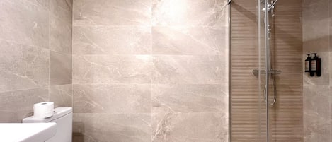 Douche, séchoir à cheveux, serviettes fournies