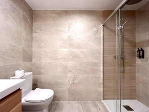 Shower, hair dryer, towels - Housing León-Palacio de Don Ramiro Apartment (León)