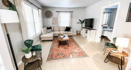 Reclaimed Historic Home 1min to Downtown-Sleeps 7!