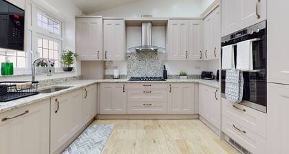 Charming 5-Bed House in Romford