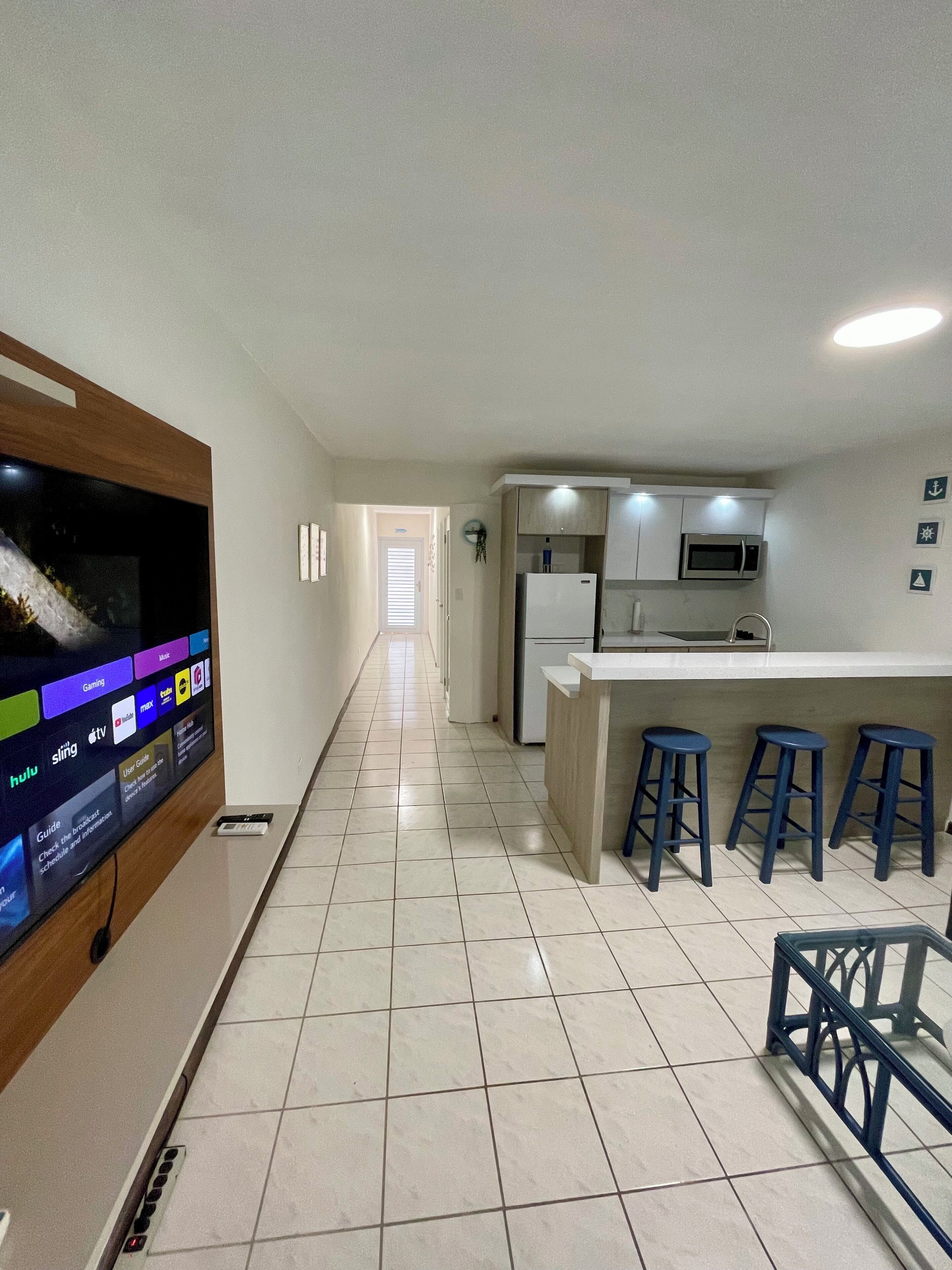 Refrigerador, microondas, cafetera y tetera y utensilios de cocina 