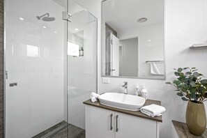 Baignoire, sĂšche-cheveux, serviettes fournies, savon