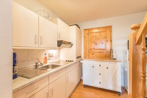 Fridge, microwave, oven, stovetop - Holiday Apartment "Haus Liberty 2" with Balcony, Shared Garden and Wi-Fi (Büsum)