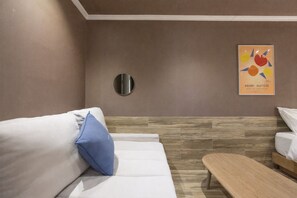 Deluxe Room(Bathtub, Lounge Furniture included) | Luxe beddengoed, donzen dekbedden, pillowtop-bedden, een bureau