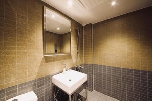 Habitación Deluxe doble | Baño | Ducha, artículos de higiene personal gratuitos y secador de pelo