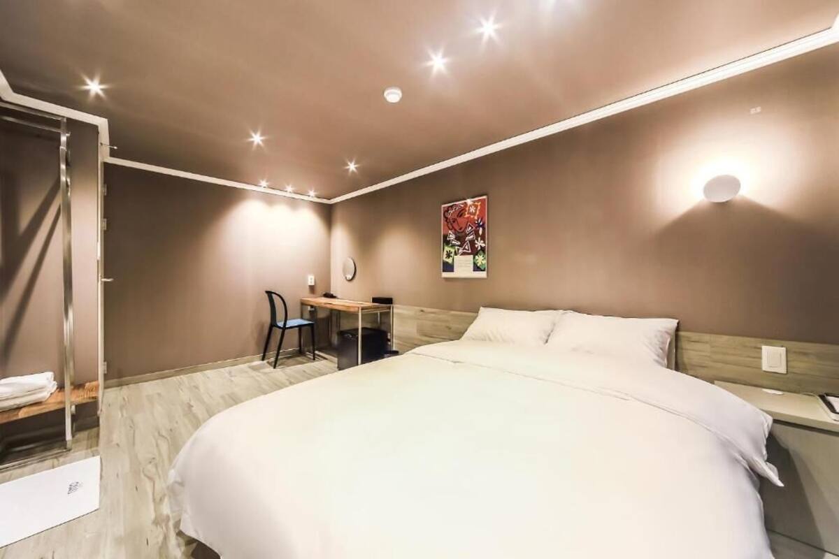Deluxe Room(Bathtub, Lounge Furniture included) | Seprai premium, selimut bulu angsa, dan bantalan ekstra lembut