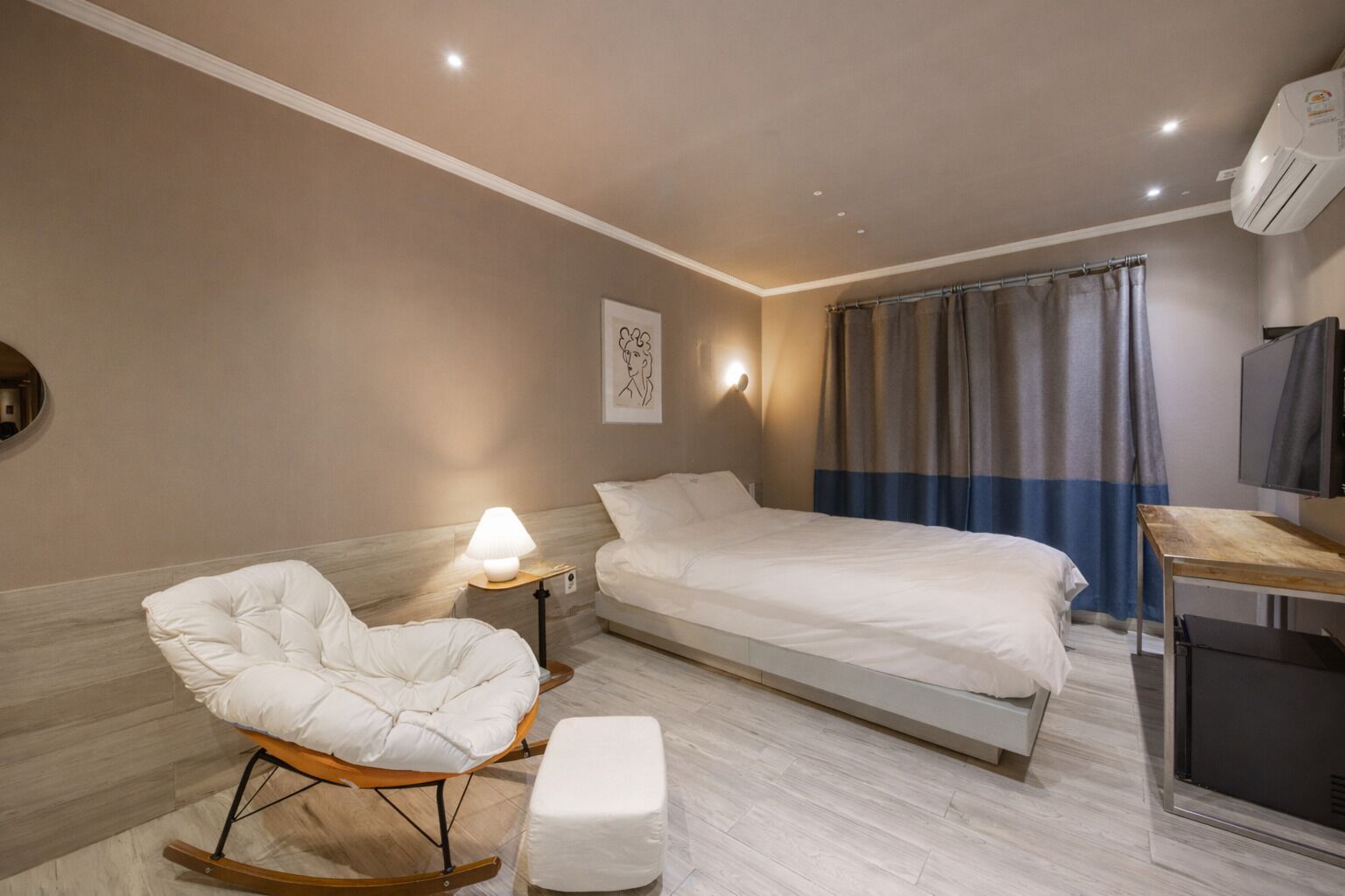 Deluxe Room(Bathtub, Lounge Furniture included)